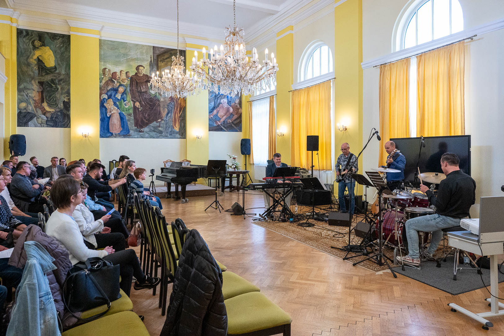 Előadást tartott a zenész kollégáknak, majd azt követően jazz koncertet adott a róla elnevezett kvartettel Almási Kornél a Fő téri Általános Iskola dísztermében 2025. május 12-én.