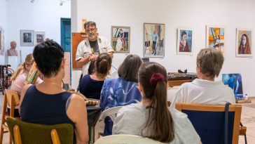 A hét programját színesítette a Hódmezővásárhelyről érkező Zoltai Attila művésztanár, aki az olajfestés technikáját mutatta be.