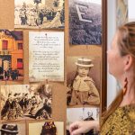 Hegedűs Éva mutatja be a sajtó képviselőinek a játék egy tablóját.