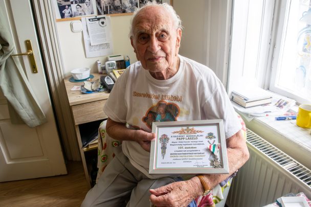 Papp Laci bácsi a Jubileumi Ezüst Emlékkereszttel.