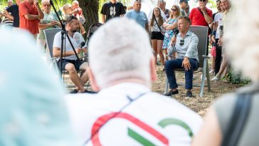 Magyar Péter beszélgetőtársa Gombár Dávid volt a Tisza országjárásának szarvasi állomásán.
