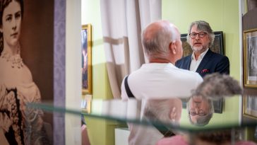 Bősze Ádám tartott szubjektív tárlatvezetést a Tessedik Sámuel Múzeumban 2025. augusztus 9-én.