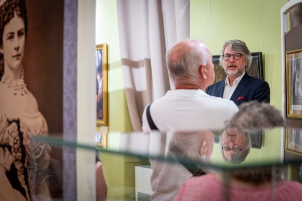 Bősze Ádám tartott szubjektív tárlatvezetést a Tessedik Sámuel Múzeumban 2025. augusztus 9-én.