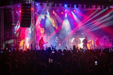 Hatalmas tömeget vonzott ByeAlex a szentandrási falunapra.