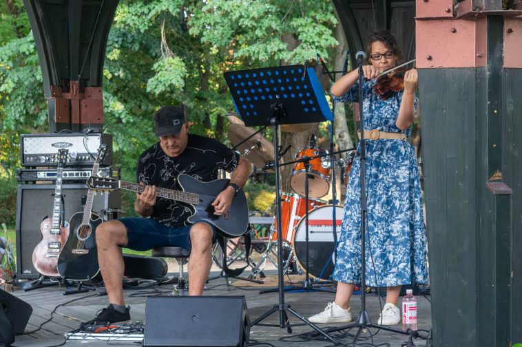 A sort a szarvasi Körös Akusztik, azaz Buzás Gyula és Szécsiné Lestyán Magdolna nyitotta.