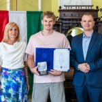 Dr. Kepenyes Edit jegyző, Keller Gergő és Hodálik Pál polgármester a pótlólagos díjátadón.