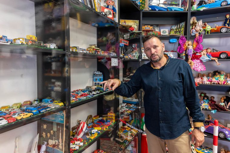 Kelcsi Zoltán gyűjteménye minden darabjának tudja a történetét.