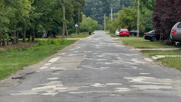 A Móra Ferenc utca 427,51 méteres toldozott-foldozott aszfaltburkolatát teljes egészében felmarják és két rétegben újraaszfaltozzák.