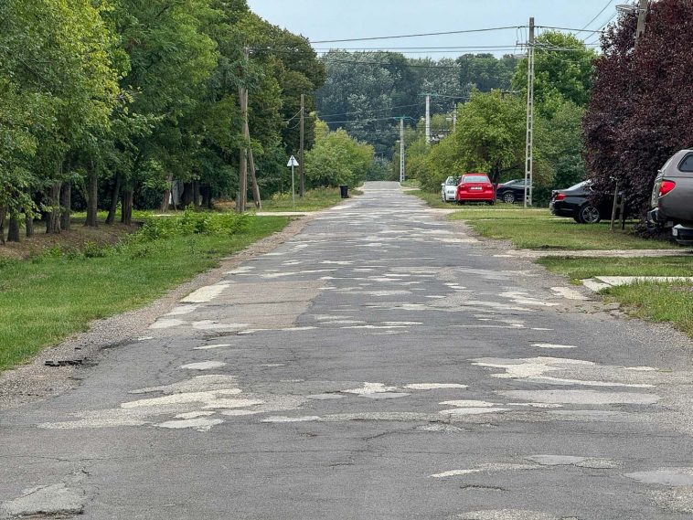 A Móra Ferenc utca 427,51 méteres toldozott-foldozott aszfaltburkolatát teljes egészében felmarják és két rétegben újraaszfaltozzák.