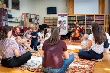 Egy éve tart Ringató foglalkozásokat Hegedűs-Darida Katka.