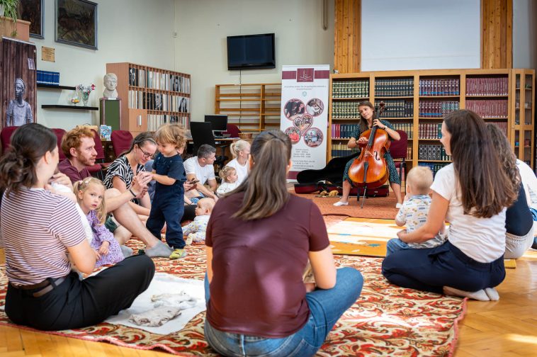 Egy éve tart Ringató foglalkozásokat Hegedűs-Darida Katka.