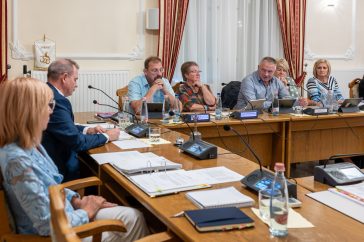 Csanádi László önkormányzati képviselő a 2025. szeptember 19-i ülésen zajlott vita során.