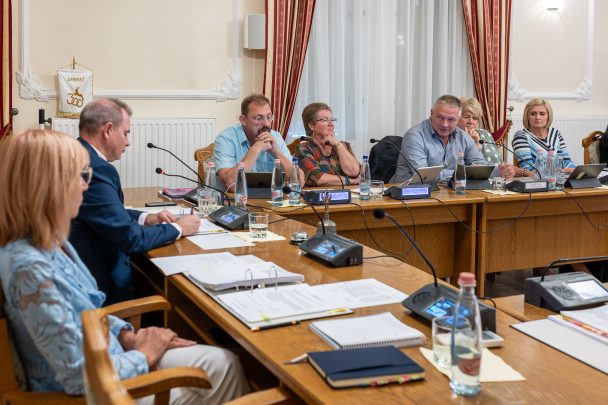 Csanádi László önkormányzati képviselő a 2025. szeptember 19-i ülésen zajlott vita során.
