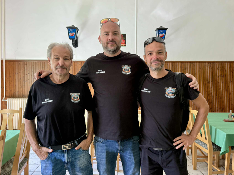 Czimmermann László, Galó Zsolt és Szilágyi Péter a Pacalimádók egyenpólójában.