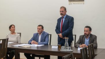 Oláh Margit Erika zászlós, Molnár Sándor alezredes, a Szarvasi Rendőrkapitányság vezetője, Kovács Mátyás, a Szarvasi KEF elnöke, valamint Bartolák Csaba alpolgármester a 2025. szeptember 24-én tartott ülésen.