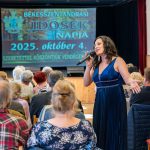 Balog Tímea színművész az idősek köszöntésén Békésszentandráson.