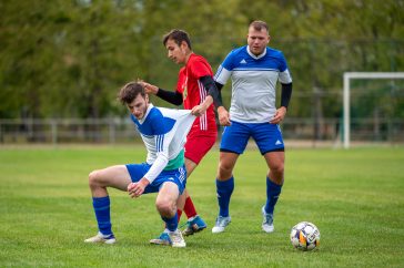 Farkas Zsombor rúgta a csabacsűdiek második gólját. Itt éppen Vágási Tamás (pirosban) szeretne vele mezt cserélni.