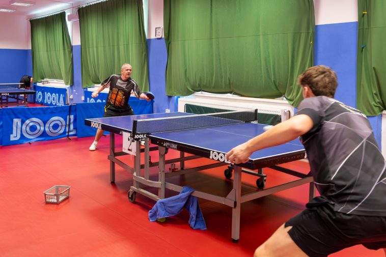 Richard Kmet békéscsabai főkonzul Magyari Milánnal játszik.