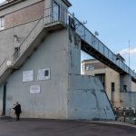 A kubikosokra emlékezve beszédet mond Sinka Imre polgármester a Horthy Istvánról elnevezett békésszentandrási hajózsilip és duzzasztóműnél 2025. október 15-én.