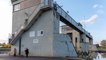 A kubikosokra emlékezve beszédet mond Sinka Imre polgármester a Horthy Istvánról elnevezett békésszentandrási hajózsilip és duzzasztóműnél 2025. október 15-én.