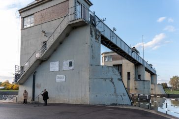 A kubikosokra emlékezve beszédet mond Sinka Imre polgármester a Horthy Istvánról elnevezett békésszentandrási hajózsilip és duzzasztóműnél 2025. október 15-én.