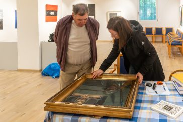 Ván Hajnalka, a múzeum művészettörténésze a becsüs munkájáról beszélt, és behozott képekkel illusztrálta, hogyan alakul ki egy-egy értékbecslés.