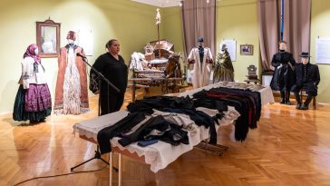 Urbancsokné Pljesovszky Ildikó a korabeli szarvasi viseleteket ismertette részletekbe menően szombat délután a múzeumban megjelentek téma iránt érdeklődők számára.