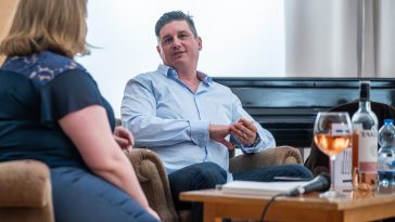 Hartay Csabával Bődi Etelka beszélget a Tessedik Sámuel Múzeumban 2022. május 14-én.