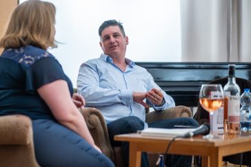 Hartay Csabával Bődi Etelka beszélget a Tessedik Sámuel Múzeumban 2022. május 14-én.