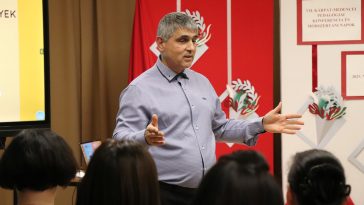 Dr. Kelemen Lajos előadásának fókuszában az okoseszközök használatának hatása a személyiségfejlődésre állt.