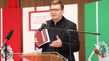 Az okoseszközök használatának személyiségfejlődésre gyakorolt hatását mutatta be. Bíró Gyula főigazgató, c. e. docens, a gyermeknevelési és módszertani tanszék oktatója.