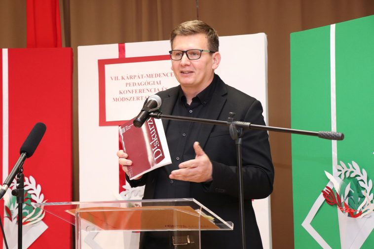 Az okoseszközök használatának személyiségfejlődésre gyakorolt hatását mutatta be. Bíró Gyula főigazgató, c. e. docens, a gyermeknevelési és módszertani tanszék oktatója.