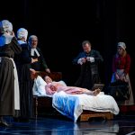 Jelenet a Cervinus Teátrum Salemi boszorkányok című előadás kosztümös főpróbájáról.