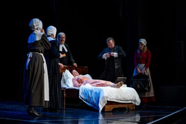 Jelenet a Cervinus Teátrum Salemi boszorkányok című előadás kosztümös főpróbájáról.