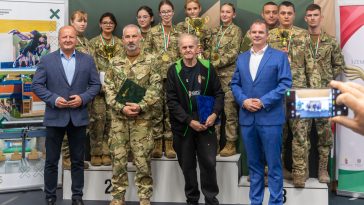 Simicskó István és Hodálik Pál átadták a Szemere Miklós Alapítvány díját Fest Attila asztalitenisz-edzőnek, a Honvédelmi Sportszövetség kitüntetésének bronz fokozatát pedig Fonád Zoltán gimnáziumi tanárnak.