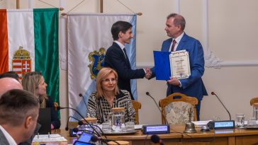 Szántosi Dávid átveszi kitüntető
