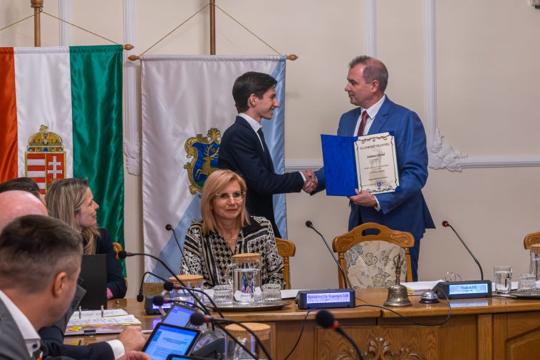 Szántosi Dávid átveszi kitüntető