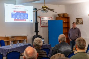 Brlázs Róbert, a Herman Ottó Intézet NKft. munkatársa tartott előadást a pályázati lehetőségekről Ezüstszőlőben.