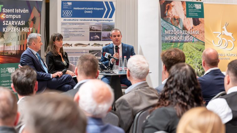 A pódiumbeszélgetés résztvevői: dr. Gyuricza Csaba, a MATE rektora, dr. Sipos Virág Katalin, Szent István Kampuszának főigazgató-helyettese és Hodálik Pál polgármester a Pavilonban 2025. november 6-án.