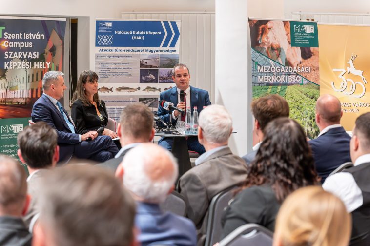 A pódiumbeszélgetés résztvevői: dr. Gyuricza Csaba, a MATE rektora, dr. Sipos Virág Katalin, Szent István Kampuszának főigazgató-helyettese és Hodálik Pál polgármester a Pavilonban 2025. november 6-án.