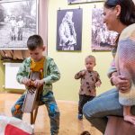 A kukorica morzsolást is ki lehetett próbálni a Tessedik Sámuel Múzeum Márton-napi családi délutánján.