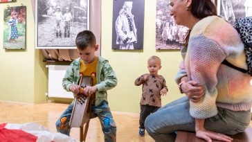 A kukorica morzsolást is ki lehetett próbálni a Tessedik Sámuel Múzeum Márton-napi családi délutánján.