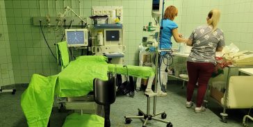 Az ideiglenes szülészeti műtőben rendezik a szükséges eszközöket.