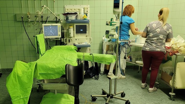 Az ideiglenes szülészeti műtőben rendezik a szükséges eszközöket.