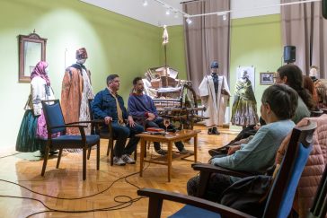 Hartay Csaba író-költő és Hajdú Balázs humorista volt a Zárójel Tessedik Sámuel Múzeumban 2025. november 15-én tartott évzáró eseményének a vendége.