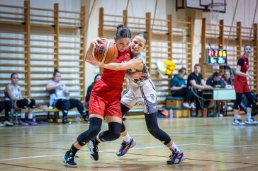 Szlovák Olívia küzdelme a labdáért és az esetleges pontokért.