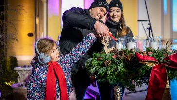 Az első szerencsés, akit kisorsoltak az adventi gyertya meggyújtására, Jansik-Mezei Alexandra ás családja volt.