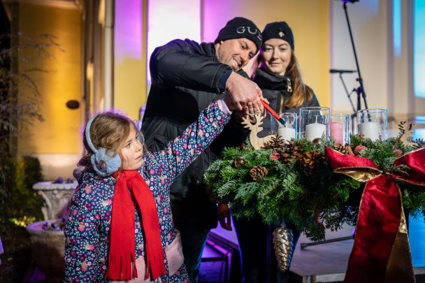 Az első szerencsés, akit kisorsoltak az adventi gyertya meggyújtására, Jansik-Mezei Alexandra ás családja volt.