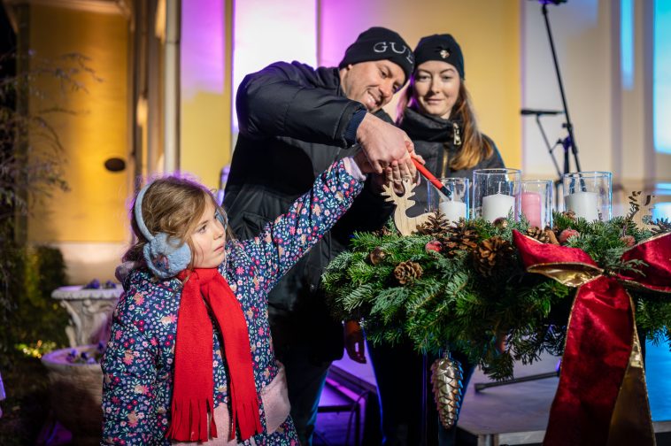 Az első szerencsés, akit kisorsoltak az adventi gyertya meggyújtására, Jansik-Mezei Alexandra ás családja volt.