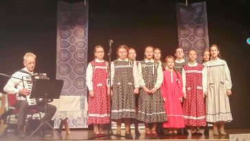 „Arany Pacsirta” díjas lett a szarvasi Szlovák Általános Iskola „Jelenček” kórusa. A fotón Iváncsó József kíséri a kórust.